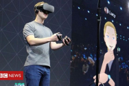 페이스북 설립자이자 CEO인 마크 주커버그가 자회사 오큘러스의 VR 기기를 시연하는 모습. ⓒBBC 캡처