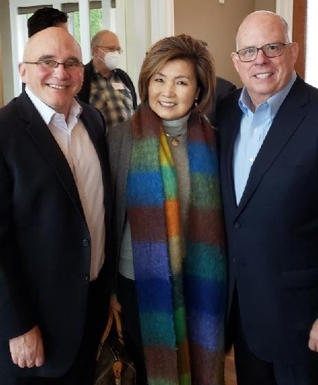 왼쪽부터 이혜진 회장의 남편 케빈 다넬. 이혜진 차기 밴쿠버한인회장, 래리 호건 메릴랜드 주지사