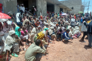 구호식량을 받기 위해 기다리는 아프리카 마을 사람들
