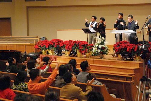 송년특별기도회를 인도하는 정인수 담임목사와 찬양팀