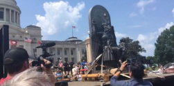 아칸소주 의사당 앞에 세워진 바포멧 동상. ⓒKATV