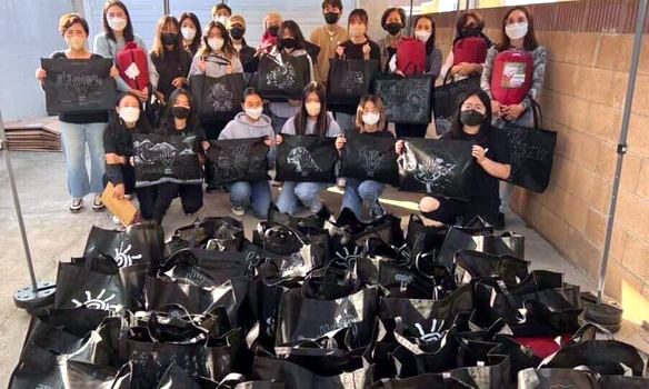 하트쉐어 클럽 학생들이 자신들이 직접 디자인한 에코백 앞에서 기념 촬영을 하고 있다.