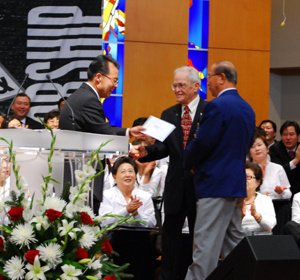 한국전쟁 참전용사회에 성금을 전달하는 연합장로교회 정인수 목사