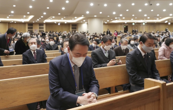 윤석열 국민의힘 대선 후보가 2일 오전 서울 강동구 명성교회 신년주일예배에 참석해 기도하고 있다.