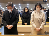 이재명 더불어민주당 대선 후보와 배우자 김혜경 씨가 2일 경기도 용인 새에덴교회를 찾아 주일예배에 참석해 기도하고 있다.