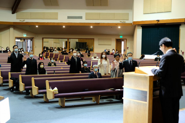 타코마중앙장로교회 임직식에서 서약을 하는 임직자들