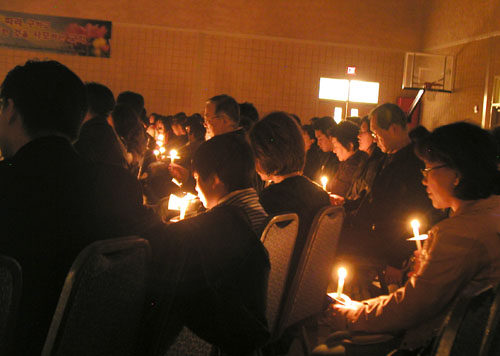 함께 기도하며 한해를 마무리하고 새해를 준비하는 성도들
