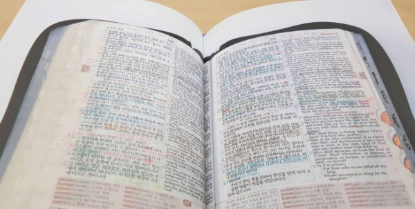 박진영 씨 책 <무엇을 위해 살죠?>에서 공개한 자신의 성경책.