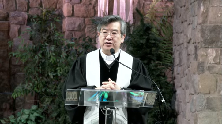 고 양승현 장로의 천국 환송 예배에서 설교하는 김경진 목사