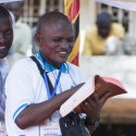 지난해 말 우간다 루마사바어 성경 봉헌식에 참석한 한 성도가 기뻐하고 있다. ⓒ대한성서공회 제공