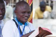 지난해 말 우간다 루마사바어 성경 봉헌식에 참석한 한 성도가 기뻐하고 있다. ⓒ대한성서공회 제공