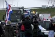 백신 의무화 반대 지지자들이 트럭 시위대를 향해 손을 흔들고 있다. ⓒVOA 보도화면 캡쳐