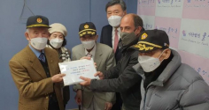 탈북 국군포로들이 19일 북한인권단체 ‘물망초’ 사무실에서 토마스 오헤아 퀸타나 유엔 북한인권 특별보고관에 청원을 전달하고 있다. ⓒ물망초 제공