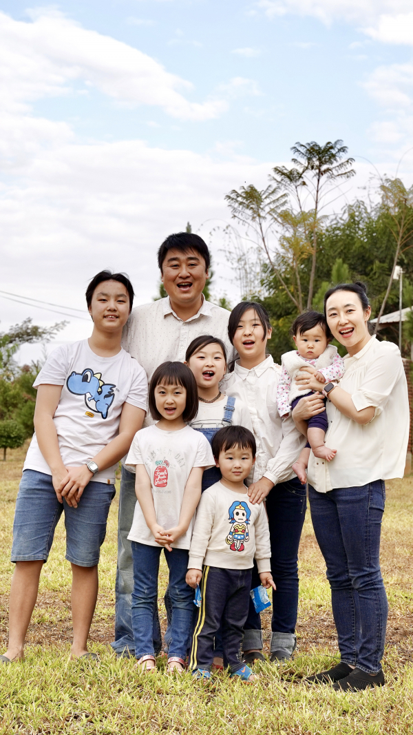 말라위에서 6남매를 돌보는 최우영, 이슬기 선교사 가정 가족 사진