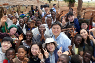 농촌 마을 집회 후 최우영 선교사가 주민들과 함께 행복한 웃음을 짓고 있다.
