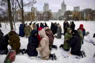 눈밭에 무릎 꿇고 기도하는 우크라이나 성도들