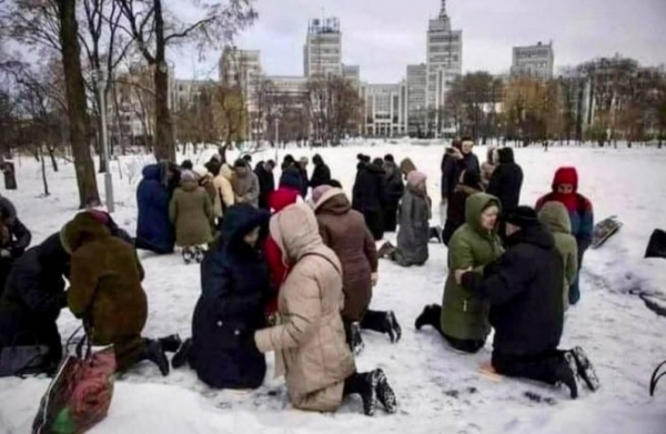 눈밭에 무릎 꿇고 기도하는 우크라이나 성도들