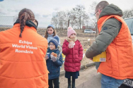 루마니아월드비전 직원들이 국경을 넘어 온 우크라이나 아동들에게 식량을 제공하고 있다. ⓒ월드비전