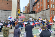 3월1일 뉴욕본부 앞에서 열린 &#039;자유민주주의 수호&#039; 집회에서 참석한 한인들이 &#039;가짜 종전선언 반대&#039;와 &#039;3월9일 자유대한민국 수복&#039; 구호를 외치고 있다.