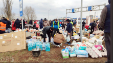 우크라이나 전쟁 난민들이 임시로 마련된 장소에서 식수와 화장지 등 생활용품을 받고 있다.