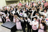 남가주 새누리교회에서 개최된 103주년 삼일절 기념식에서 교민들이 대한민국 만세를 외치고 있다