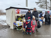 우크라이나-루마니아 국경에서 세이브더칠드런이 배분한 긴급 물품을 받은 가족 ©세이브더칠드런 제공 