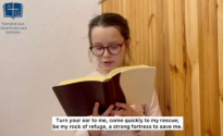 시편 31편을 읽고 있는 우크라이나 어린이. ⓒ유튜브 영상 캡쳐