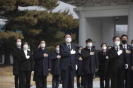 윤석열 후보와 선대위 주요 인사들이 10일 오전 당선 확정 후 서울 국립 현충원을 방문해 국민의례를 하고 있다. ⓒ국민의힘