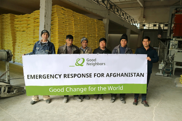 글로벌 아동권리 NGO 굿네이버스가 아프가니스탄 아동과 지역주민을 대상으로 구호물품을 전달하고 있다. 
