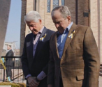 조지 W. 부시 전 대통령(오른쪽)과 빌 클린턴 전 대통령(왼쪽)이 시카고 우크라이나정교회를 방문해, 전쟁으로 인해 목숨을 잃은 이들을 위해 기도하고 있다. ⓒ영상 캡쳐