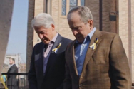 조지 W. 부시 전 대통령(오른쪽)과 빌 클린턴 전 대통령(왼쪽)이 시카고 우크라이나정교회를 방문해, 전쟁으로 인해 목숨을 잃은 이들을 위해 기도하고 있다. ⓒ영상 캡쳐