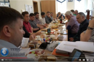 2021년 러시아 목회자들이 한 지역교회 건물이 몰수된 사건에 관해 의논하는 모습. ⓒ유튜브 영상 캡쳐