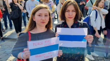 맨 아래 붉은색을 지우고 흰색을 그려넣은 새 러시아 국기를 든 여성들. ⓒ곽용화 선교사