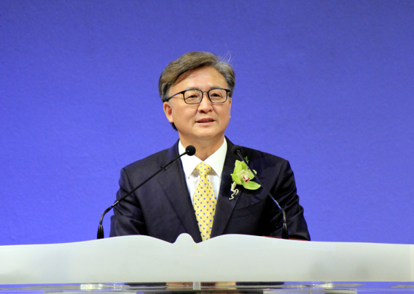 동부사랑의교회 창립 15주년 은퇴 및 임직 감사예배에서 축사하는 김기섭 목사