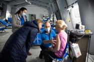 우크라이나 르비우 긴급모듈병원에서 주민들을 치료하는 모습. ⓒ사마리안퍼스