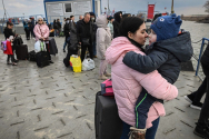 루마니아로 국경을 넘어 피신한 우크라이나 난민들