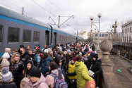 피난을 위해 기차를 타려는 우크라이나인들. ⓒ사마리안퍼스