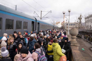 피난을 위해 기차를 타려는 우크라이나인들. ⓒ사마리안퍼스