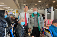 이종선 목사(좌측)가 한인노숙인 2명을 인솔해 한국 입국을 도왔다