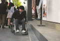 휠체어로는 건물에 들어가는 일도 결코 쉽지 않다. ⓒ밀알복지재단 제공