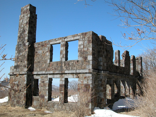 지리산 노고단에 선교사들이 지었던 예배당, 현재 많이 훼손 된 상태다. ⓒ지리산 기독교 유적지 보전본부