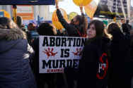 2021년 12월 1일 미국 워싱턴 D.C.에 있는 연방대법원 건물 앞에서 낙태 반대 시위가 벌어지고 있다. ⓒNicole Alcindor/ Christian Post