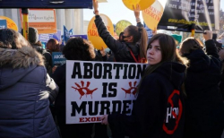 2021년 12월 1일 미국 워싱턴 D.C.에 있는 연방대법원 건물 앞에서 낙태 반대 시위가 벌어지고 있다. ⓒNicole Alcindor/ Christian Post