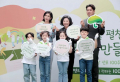 (뒷줄 왼쪽부터) '2022 어린이말씀' 선포식에 배우 채정안, 고두심, 송일국 씨가 참석한 모습. ⓒ초록우산어린이재단