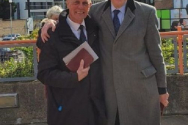 존 셔우드 목사(왼쪽)가 석방된 후 그의 동료인 피터 심슨 목사(오른쪽)와 함께 기념사진을 촬영했다. ⓒ영국 크리스천투데이