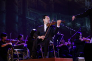 장애인 바이올리니스트 차인홍 교수가 바이올린 연주를 하고 있다.