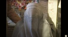 눈 부위만 망사로 뚫은 채 온 몸을 가리는 복장인 부르카를 착용한 아프간 여성. 