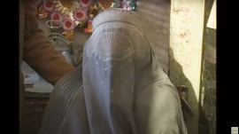 눈 부위만 망사로 뚫은 채 온 몸을 가리는 복장인 부르카를 착용한 아프간 여성. 