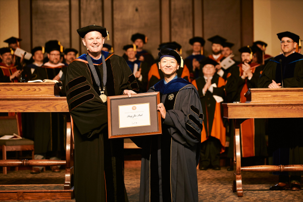 '올해의 교수상'을 수상하는 아시아부 박성진 학장(왼쪽) 