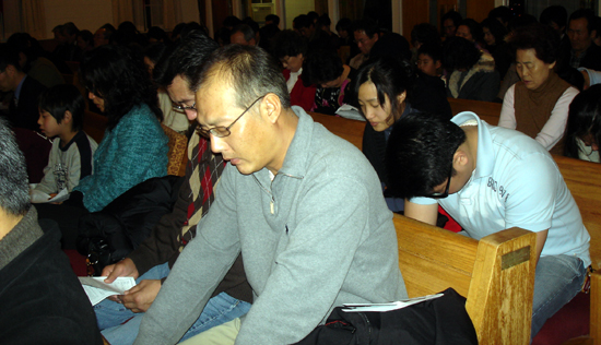 각 교회들은 송구영신예배를 드리며 감사와 소망의 시간을 보냈다. 사진은 기도하는 뉴욕감리교회 성도들 